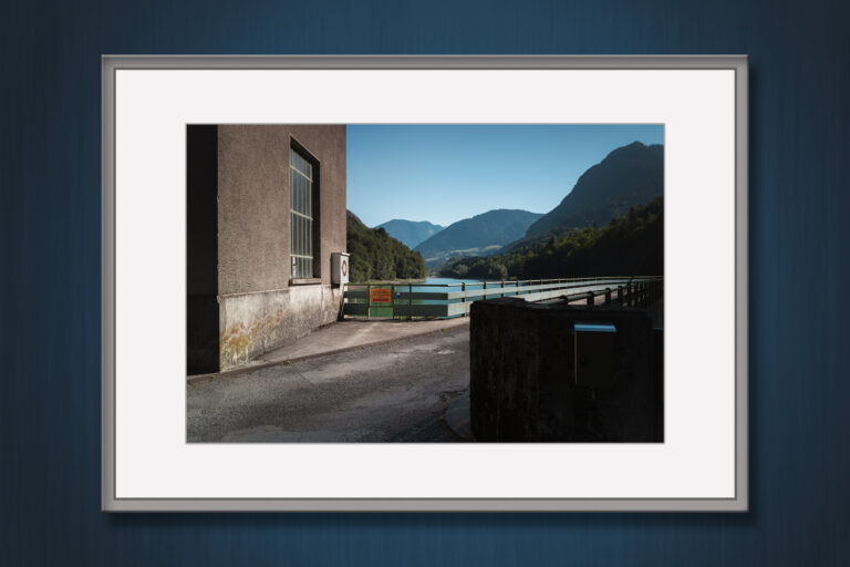 Photographie de paysage en couleurs avec un lac et des montagnes en Haute Savoie.