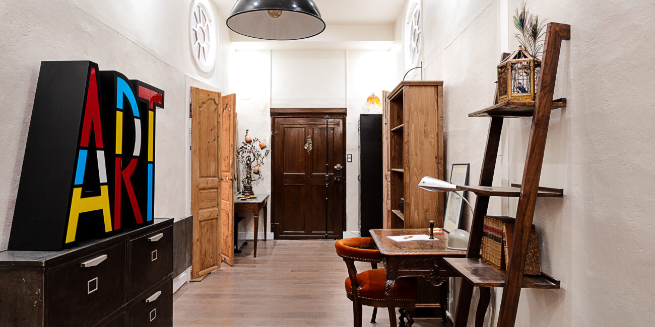 Photographie immobilière, un couloir avec une décoration industriel.