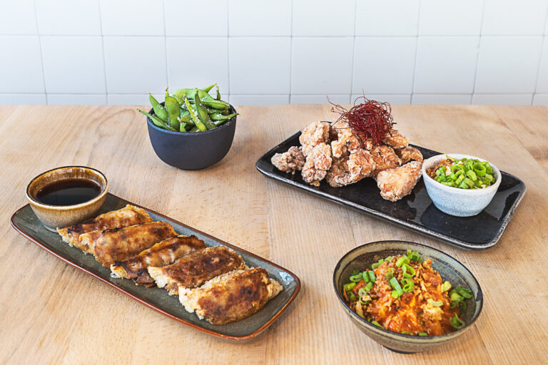 Photographie culinaire, des plats avec des mets japonais sur une table en bois.