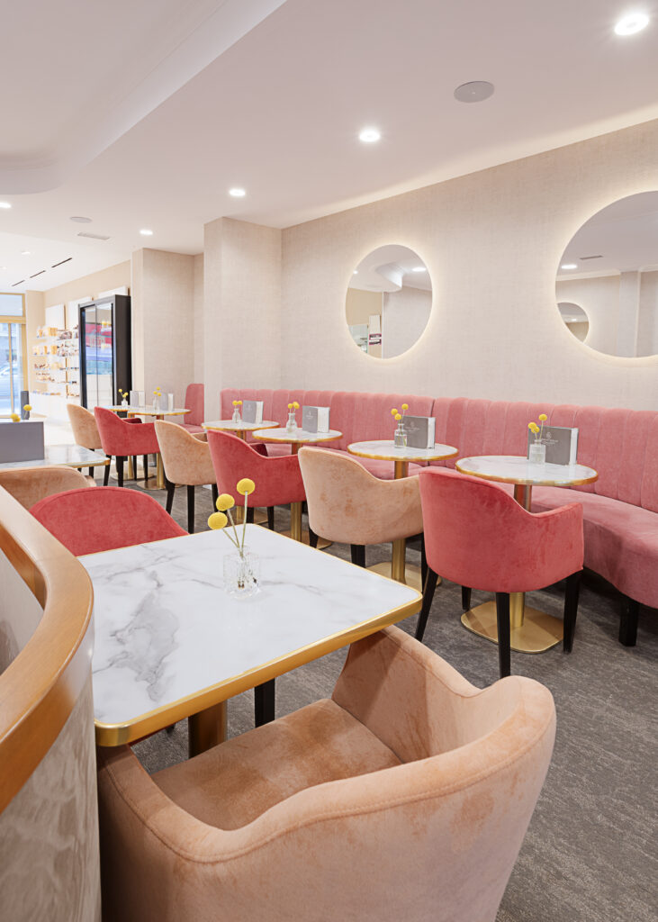 Photographie d'architecture intérieure d'un tea-room à Nyon en Suisse. Le mobilier est très confortable et dans des tons pastels.