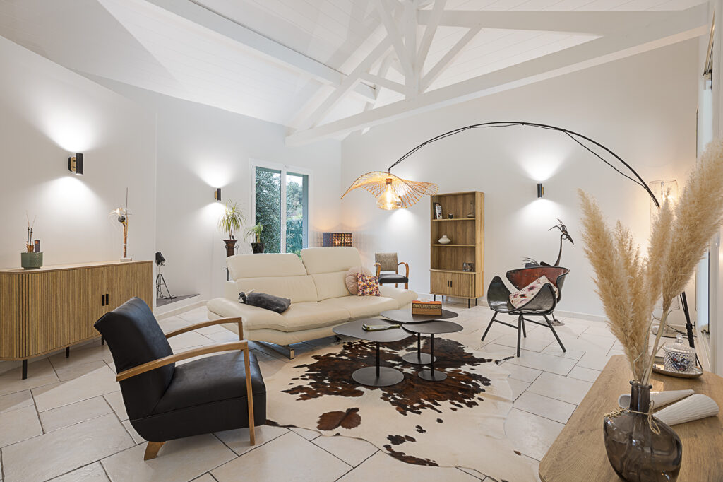 Photographie immobilière en Haute-Savoie. Le salon dans un style moderne est épurée.