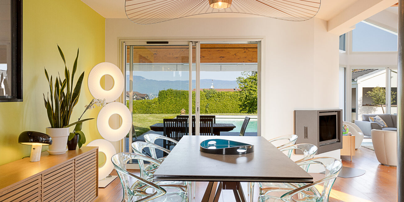 Photographie immobilière en Haute-Savoie. La salle à manger d'une villa au bords du lac Léman.