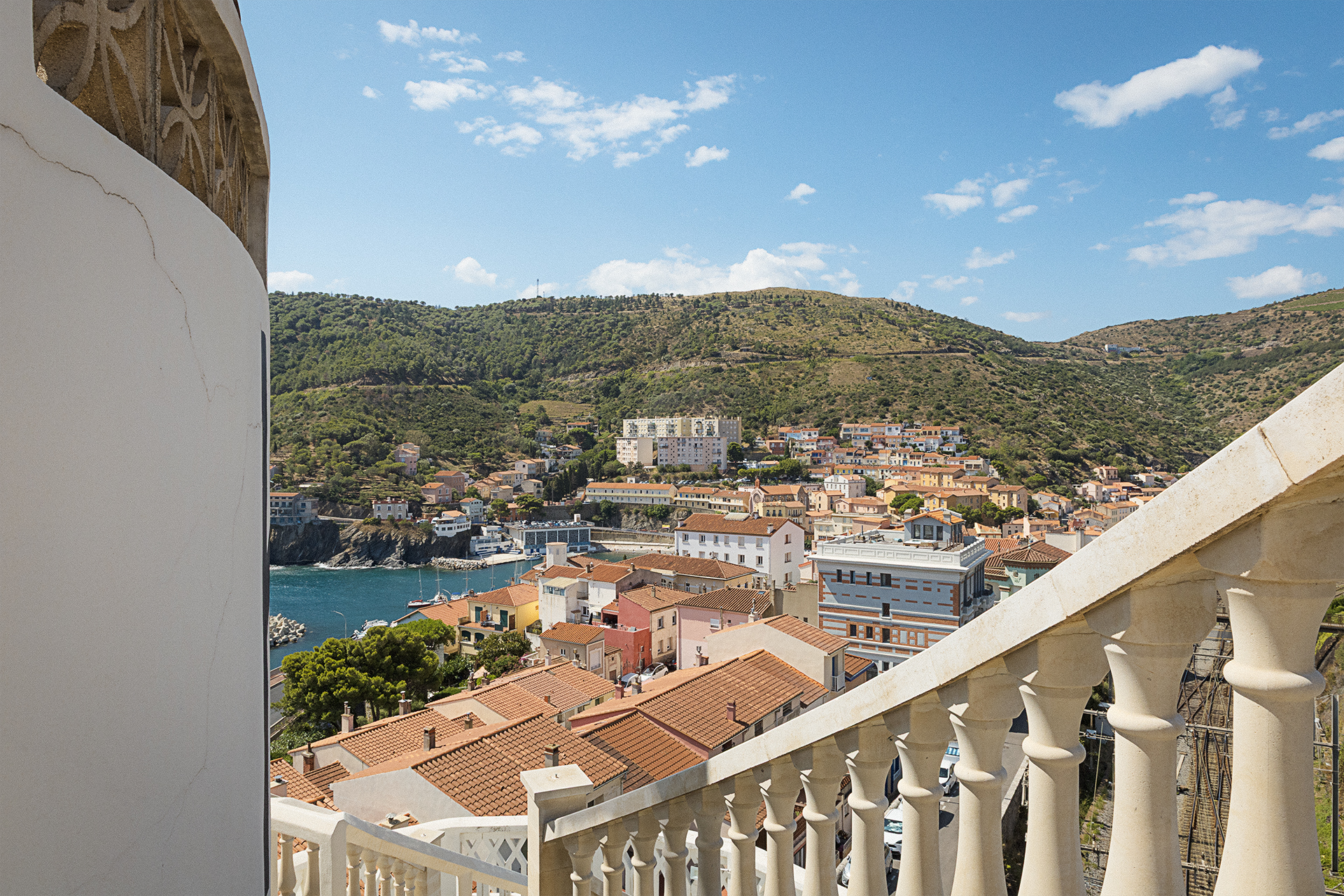 Photographie d'hôtel, la vue panoramique de Cerbère depuis les toits de l'hôtel le belvédère.